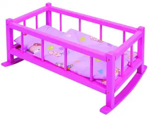 Koka leļļu šūpulis Baczek vidējs ar spilventiņu — iepakojums 235×425×180 mm
