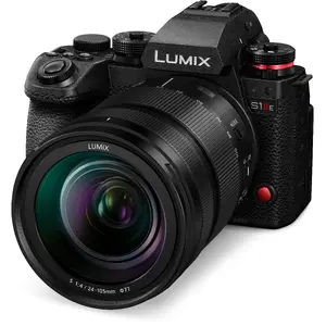 Mirrorless camera Panasonic Lumix DC-S1 II with 24–105mm kit lens, full-frame 24 MP