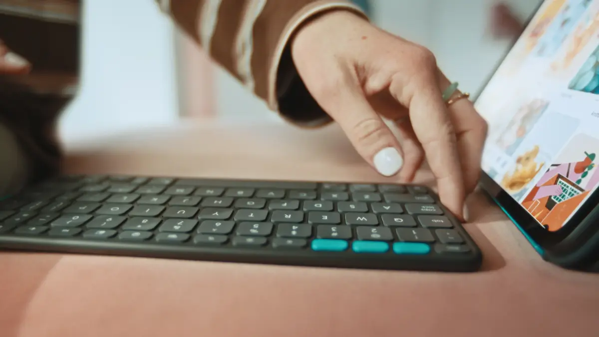 Logitech Flip Folio tastatūra Apple iPad 13 collām Photo 6