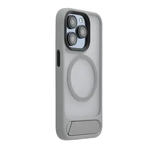 Чехол Evelatus для iPhone 15 Pro Max с резиновым покрытием, MagSafe и подставкой, серебристый