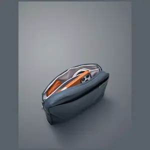 Sling soma UniQ Arden 2L — 2 l viegla pār plecu soma ar regulējamu siksnu, rozā