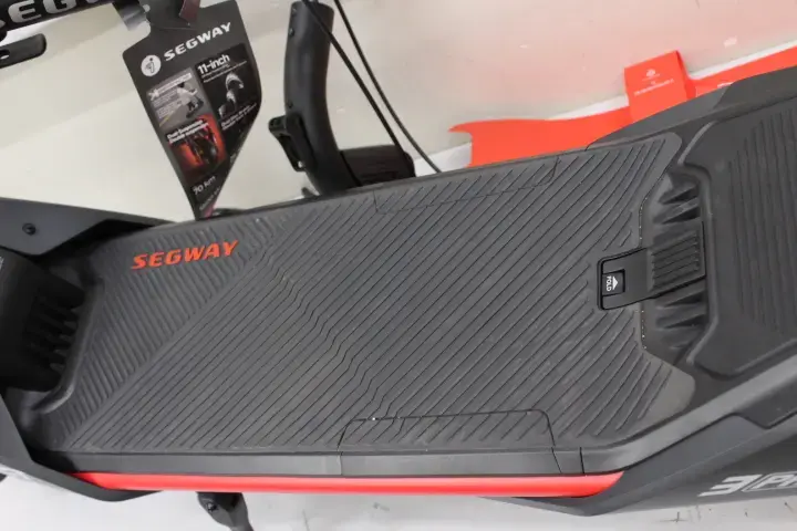 Ninebot ZT3 Pro E electric kickscooter Photo 3