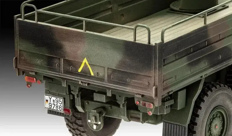 REVELL Man 10T Milgl 8x8 truck model 1/35 Photo 5