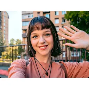 Stunningly detailed, vivid selfies with 12 MP front camera
