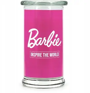 Aromātiskā svece BARBIE Inspire The World 400 g — dekoratīvā svece mājai un pasākumiem