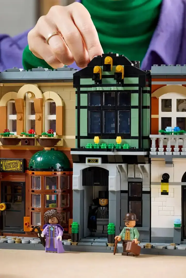 LEGO Icons Book Nook Sherlock Holmes 10351 Photo 14