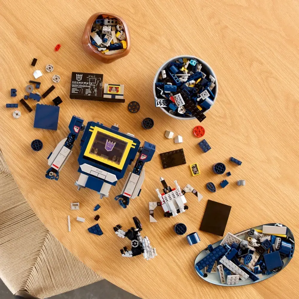 LEGO Building Blocks 10358 Transformers Soundwave Photo 8