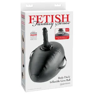 Pipedream pieaugušo uzpūšamais Love Ball, modelis 05482190000 — PVC spilvens 41,9×22,9×24,1 cm ar spēļu stiprinājumu; komplektā 15,5 cm silikona dildo