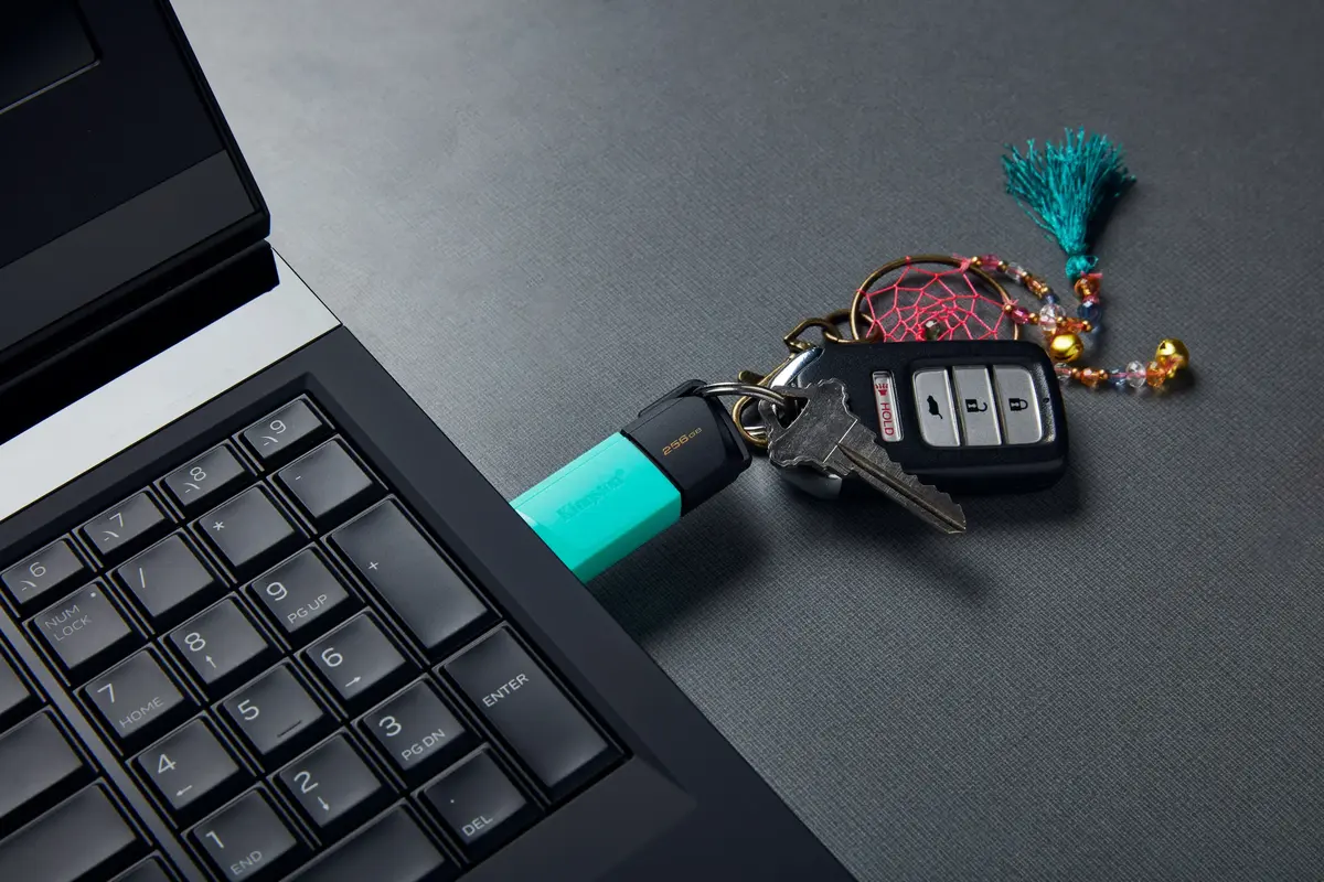 USB zibatmiņa Kingston Exodia M Photo 11