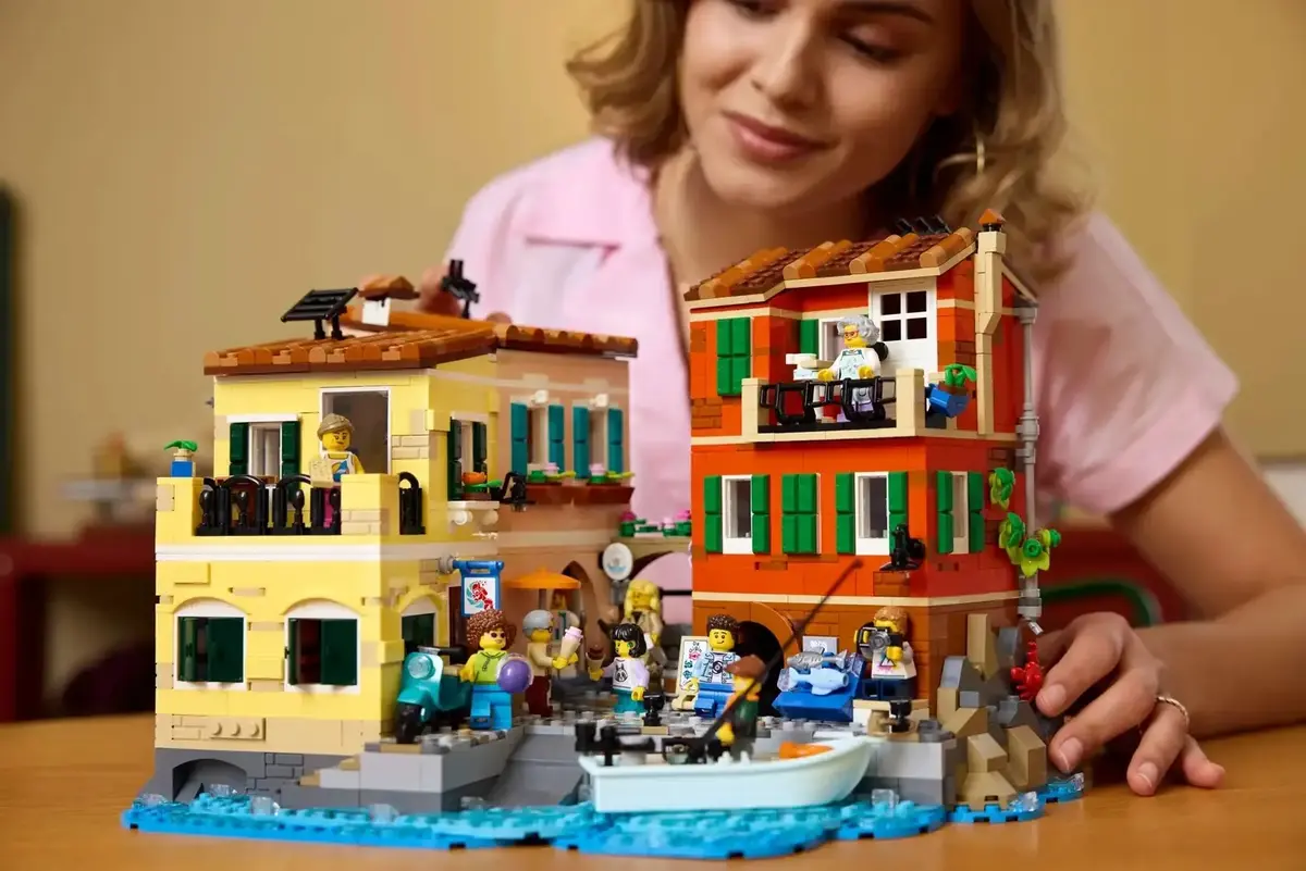 LEGO Ideas 21359 Italian Riviera building kit Photo 14