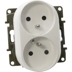 Розетка двойная Legrand NILOE 764542 с заземлением