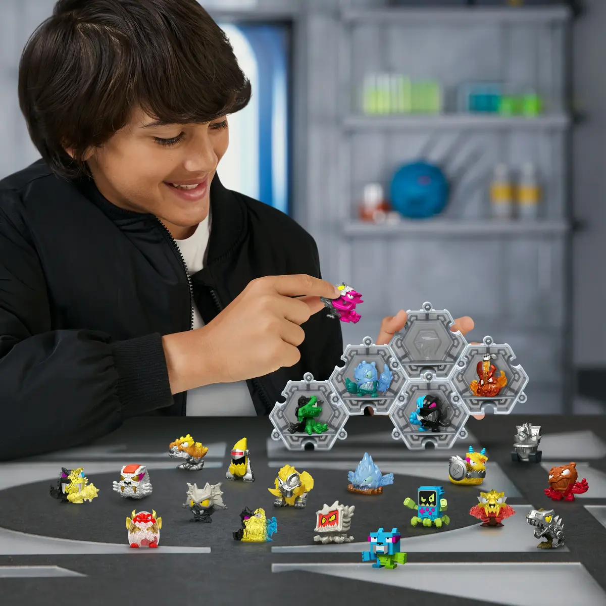 Moose Toys MrBeast Lab Swarms Hyper Fusion Chaos XL pack Photo 4