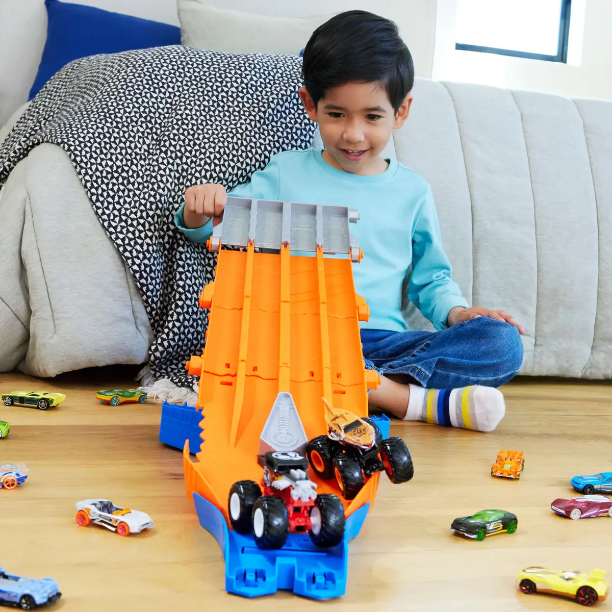 Монстр-трак и трек Hot Wheels Sharks vs. Dinos Photo 2