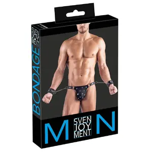 Трусики-стринги Svenjoyment 21117641721 размер L — черные с матовым покрытием, металлическими кольцами, декоративными заклепками и мягкими наручниками