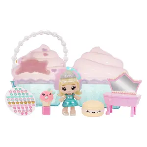 Набор для игры MGA Entertainment Yummiland Beauty Bag Кукла в сумочке Капкейк