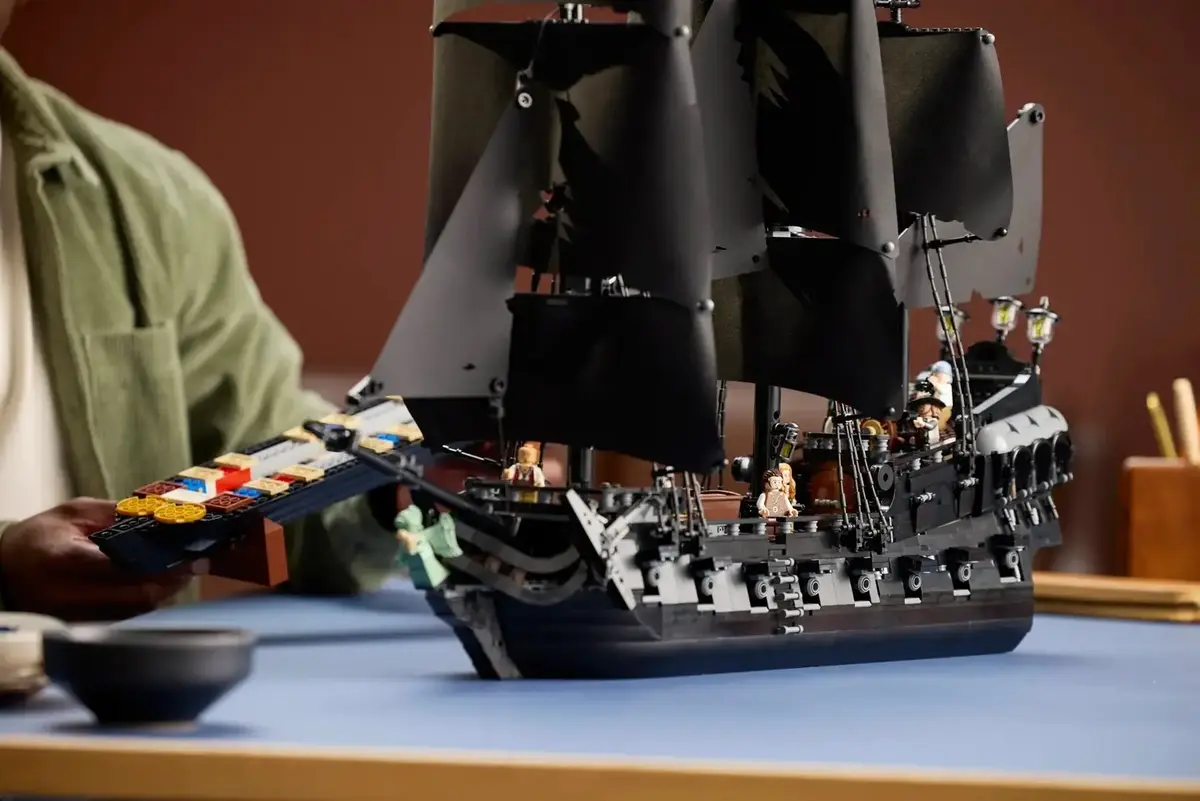 LEGO Icons Captain Jack Sparrow’s Pirate Ship 10365 Photo 9