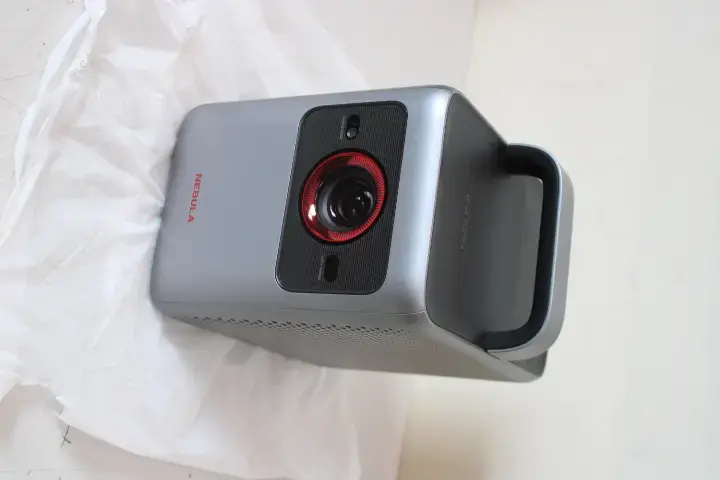 Anker Nebula Cosmos 4K SE projector Photo 4