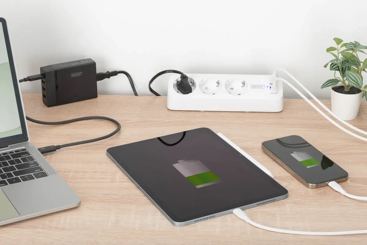 DIGITUS 3‑vietu sadalītājs ar USB‑A un USB‑C Photo 3