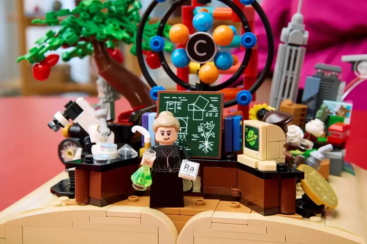 LEGO Ideas 21355 — Ewolucija precīzo priekšmetu Photo 6