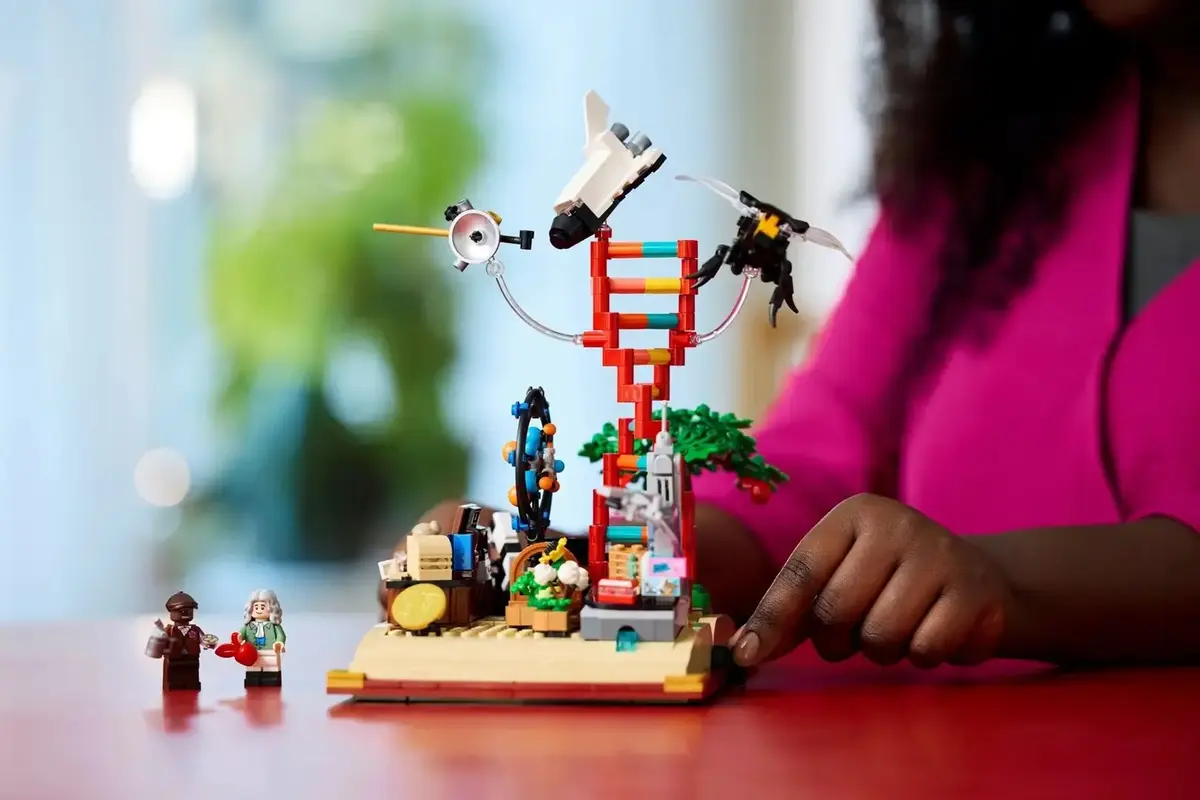 LEGO Ideas 21355 — Ewolucija precīzo priekšmetu Photo 9