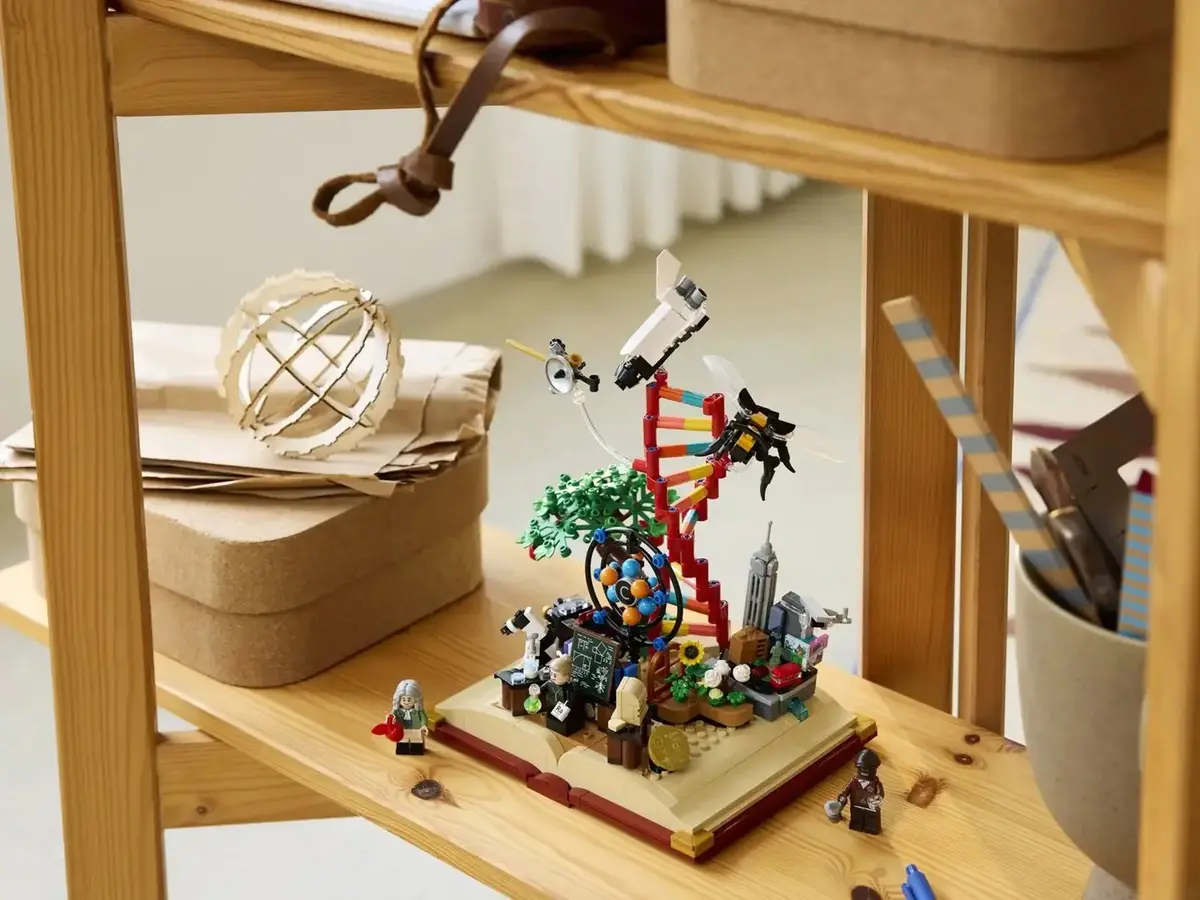 LEGO Ideas 21355 — Ewolucija precīzo priekšmetu Photo 11