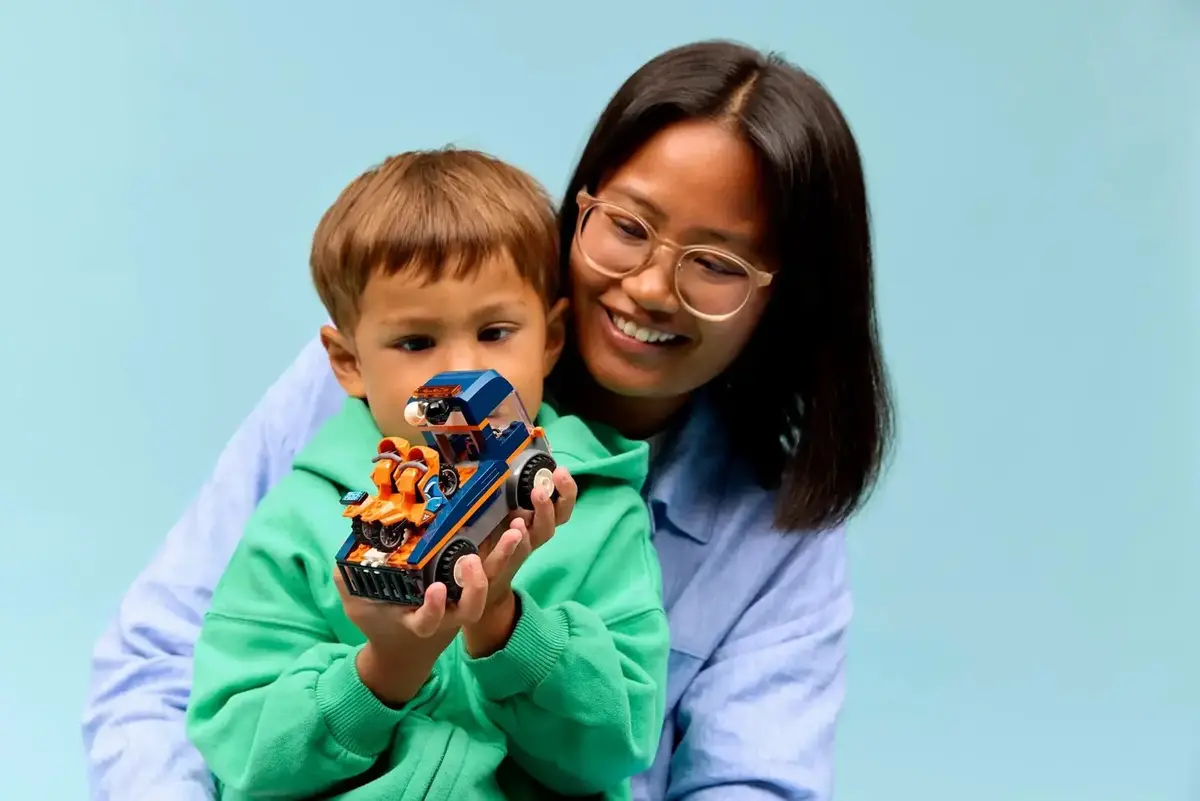 LEGO City 60491 motorcycle transport truck playset Photo 10