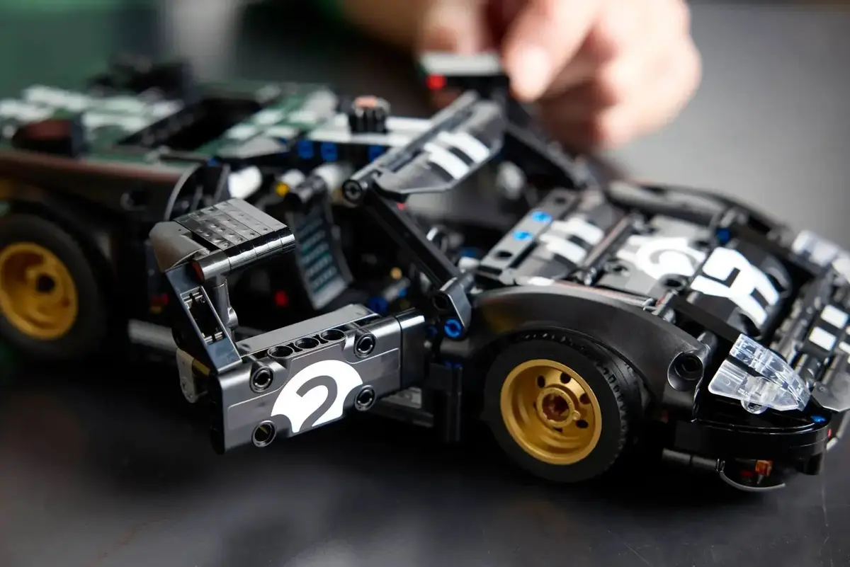 LEGO Technic 1966 Ford GT40 MK II 42223 model kit Photo 7