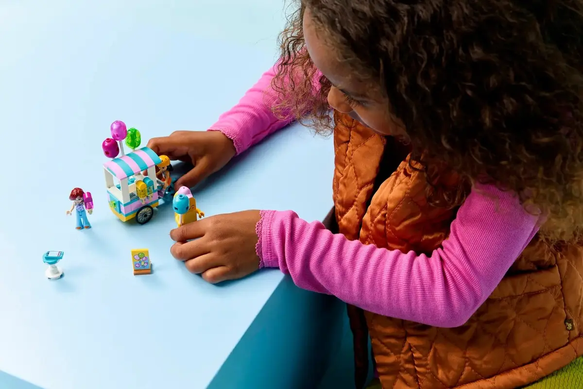 LEGO Friends playset Ice Cream & Balloons Stand 42692 Photo 10