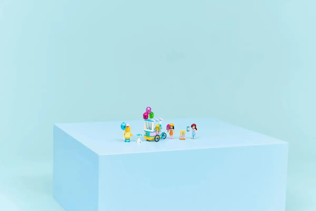 LEGO Friends playset Ice Cream & Balloons Stand 42692 Photo 11