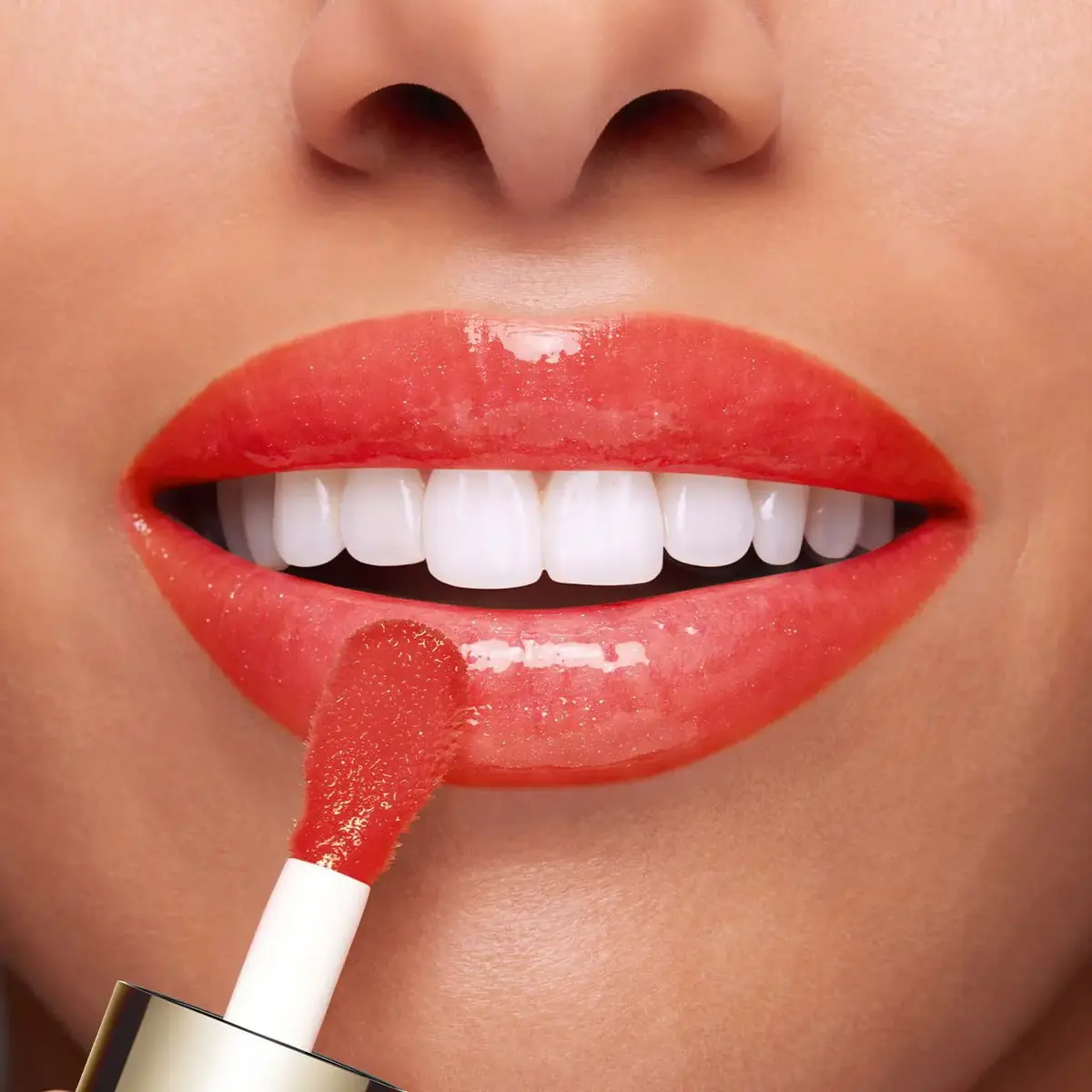 Clarins Lip Comfort Oil 08 Strawberry — бальзам-скраб для губ Photo 4