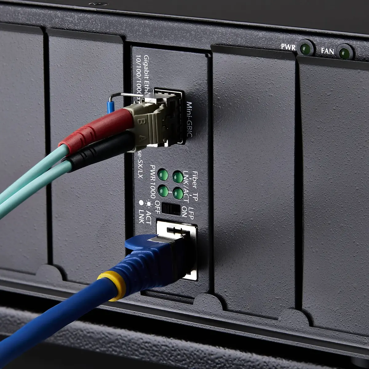 StarTech Gigabit Copper-to-Fiber Converter MCM1110SMLC20 Photo 5