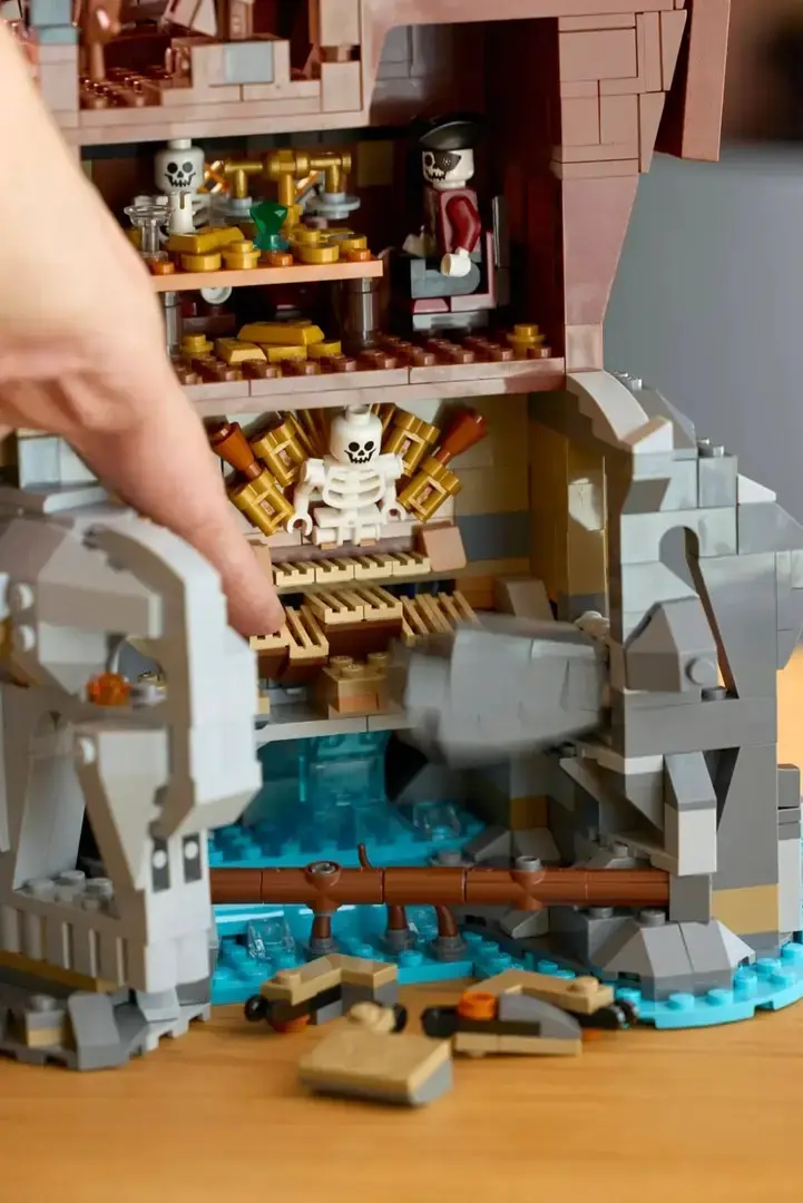 LEGO Icons The Goonies 21363 set Photo 14