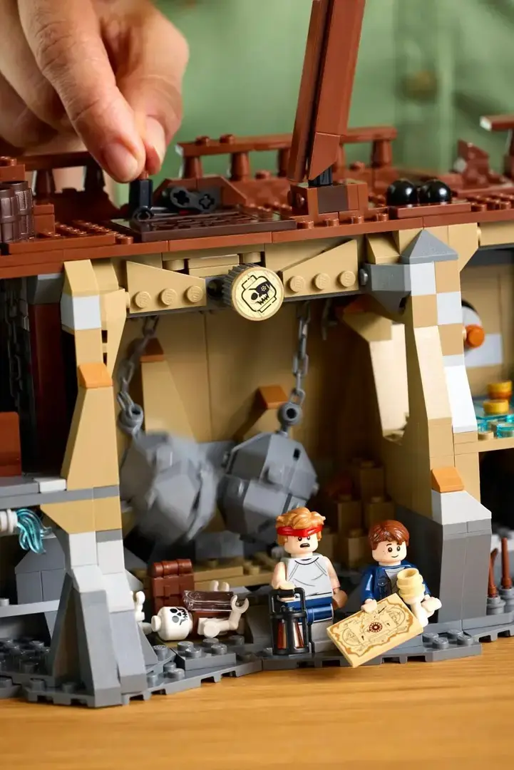 LEGO Icons The Goonies 21363 set Photo 15