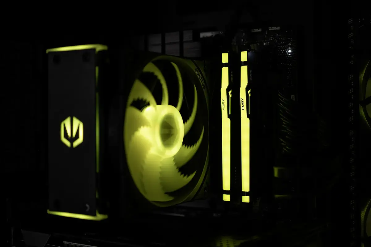 Actina PC AMD Ryzen 7 8700F ar RTX 5070 Ti Photo 11