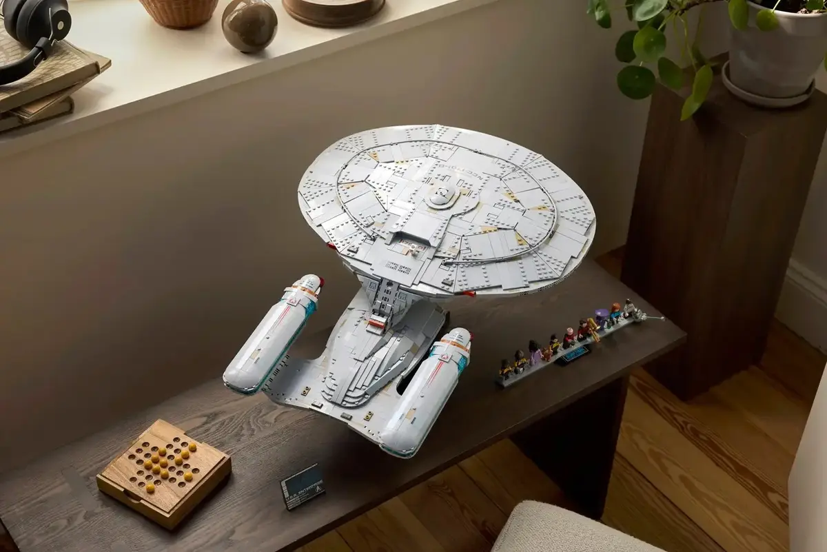LEGO Icons 10356 Star Trek U.S.S. Enterprise modelis Photo 8