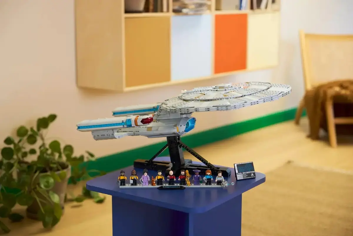LEGO Icons 10356 Star Trek U.S.S. Enterprise modelis Photo 15