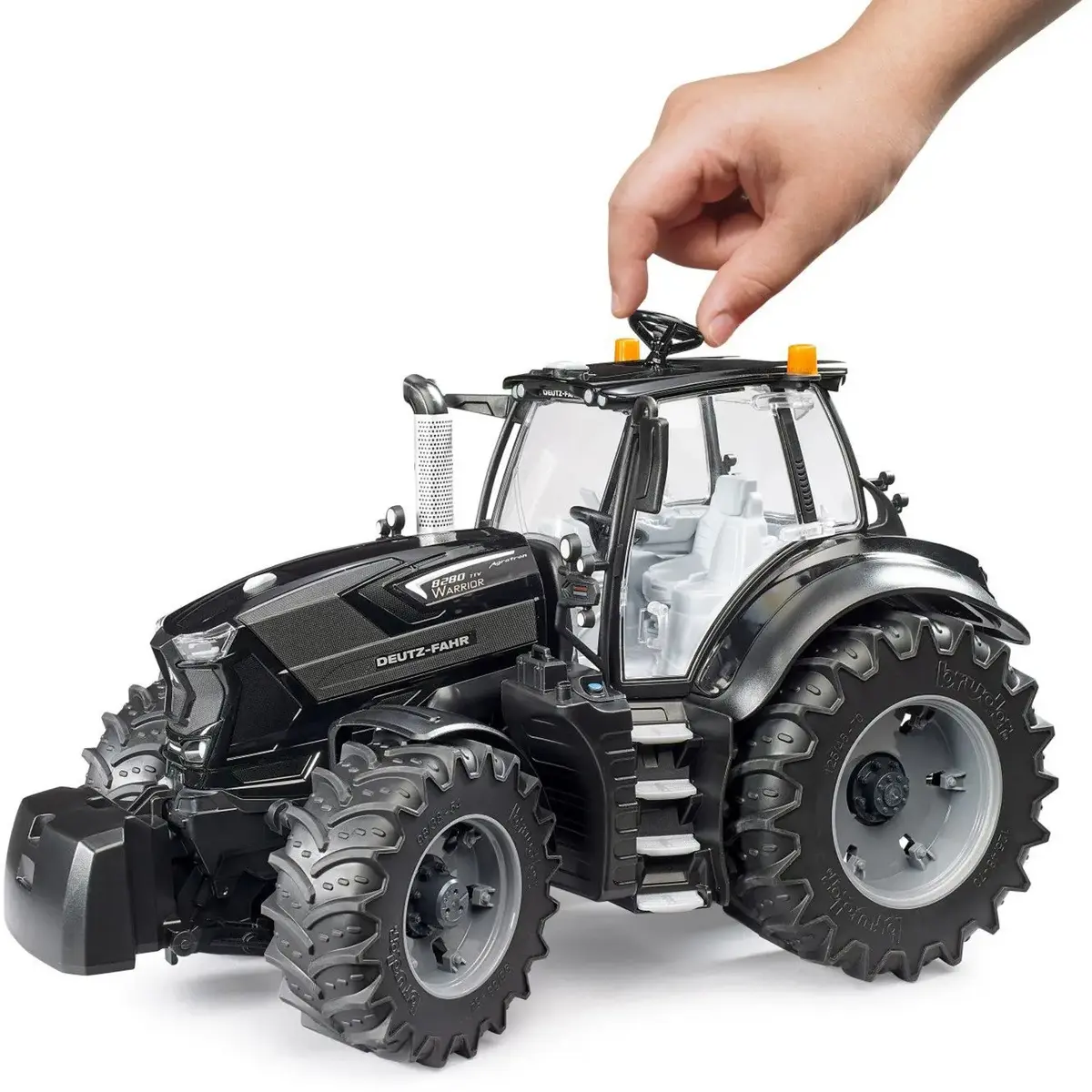 Игрушечный трактор BRUDER DEUTZ-FAHR 8280 TTV Warrior Photo 4