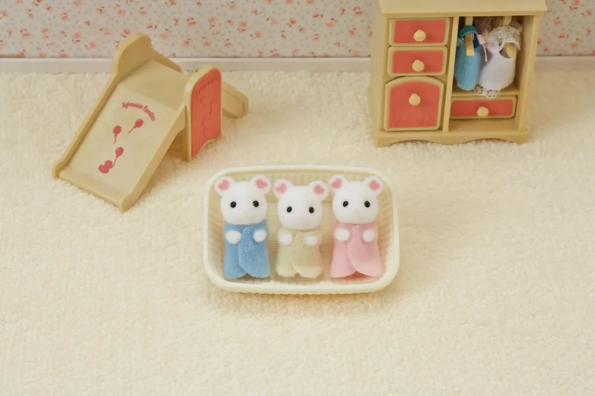 Epoch Sylvanian Families Marshmallow Mouse Triplets Photo 4