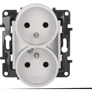 Розетка Legrand Niloe Step двойная 2x2P+Z для многоместных рамок, винтовые клеммы, шторка контактов алюминий 863334