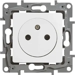Legrand Одинарная розетка NILOE 16A с защитными шторками IP21, белая