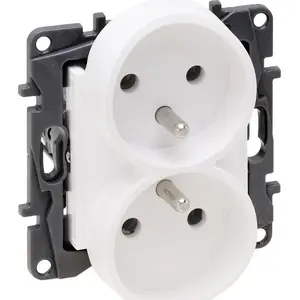 Двойная розетка Legrand Niloe Step 863132 с заземлением, винтовые клеммы, белая