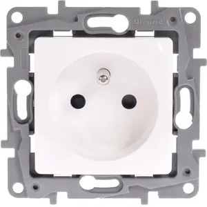 Розетка с заземлением Legrand 16A 250V белая модель 664536