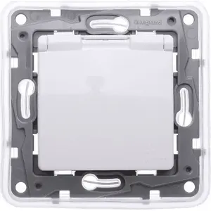 Legrand Niloe IP44 герметичное наружное розеточное устройство с шторками белое 764537