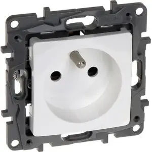 Электрическая настенная розетка Legrand Niloe LE-764540 одиночная 230 В 16 А