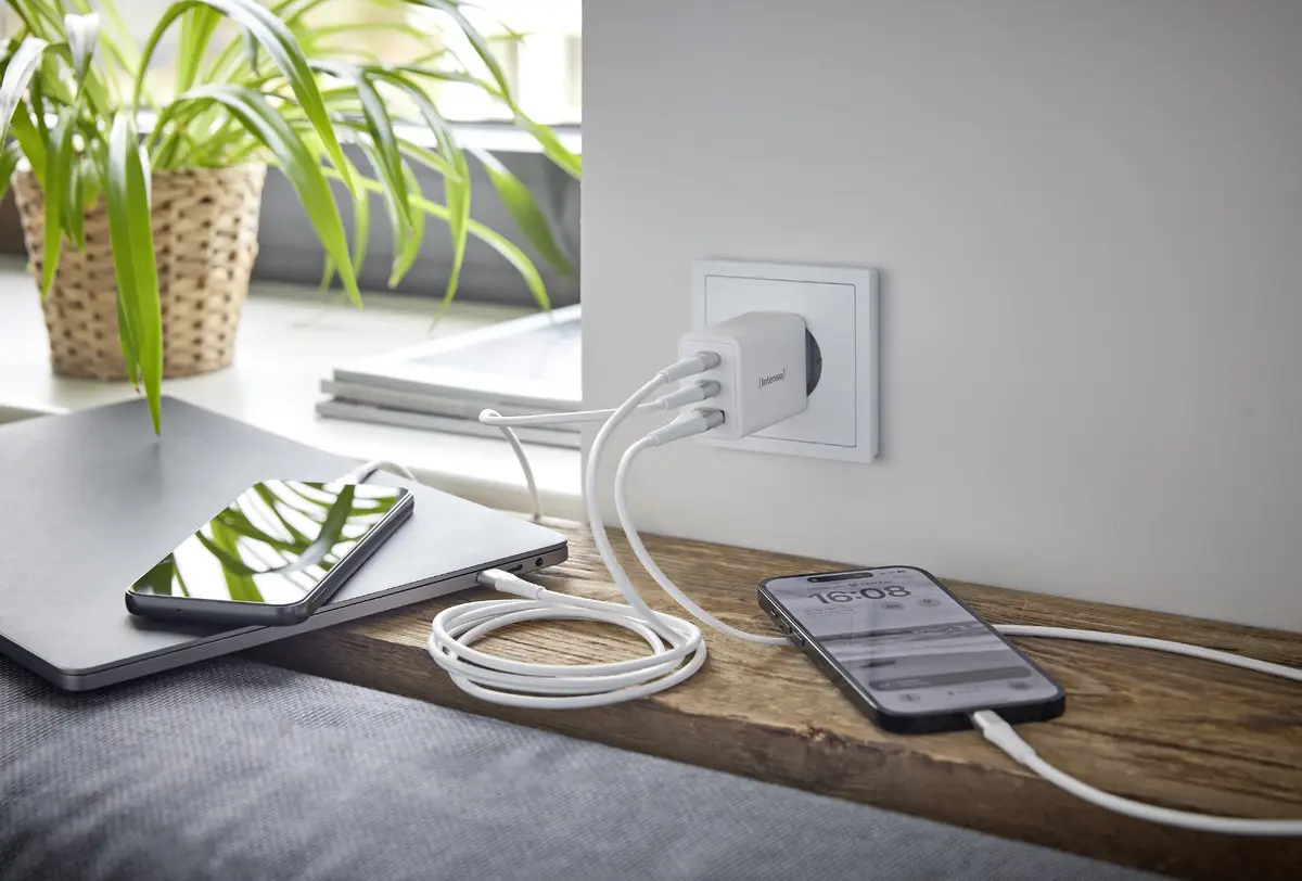 INTENSO POWER ADAPTER 1xUSB-A 2xUSB-C 65W Photo 3