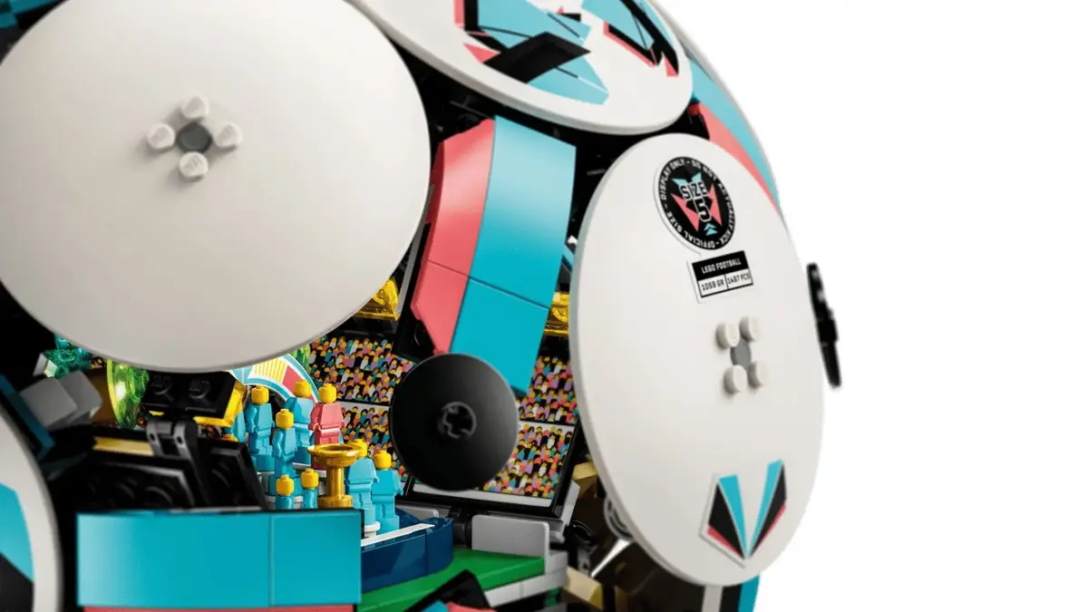 LEGO Editions 43019 Soccer Ball komplekts Photo 4