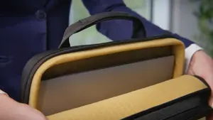 Aizmugures klēpjdatora nodalījums ar polsterējumu
