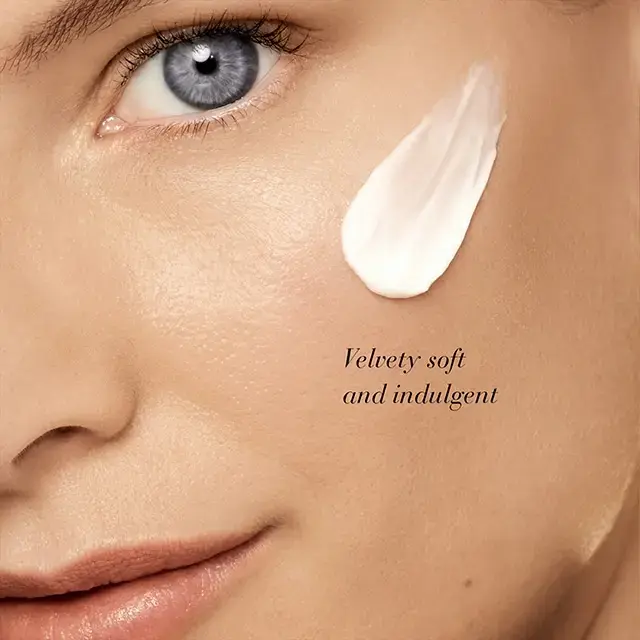 Estée Lauder Re-Nutriv Ultimate Diamond Sculpted Transformation Creme Moisturizer PT3Y01000 Photo 3