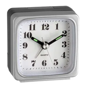 Kvarca modinātājs TFA 98.1079 — analoga 12h, kvadrātveida, AA baterija, 56×57×32 mm
