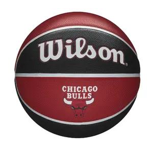 Basketbola bumba Wilson WTB1300XBCHI — iekštelpām un āra apstākļiem, melna/sarkana, 1 gab.
